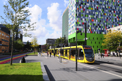 900285 Afbeelding van een tram van U-OV op de Heidelberglaan te Utrecht, met rechts Casa Confetti (Leuvenplein).